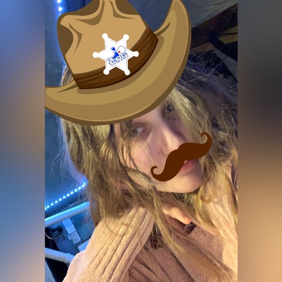 Meet your Posher, Olyvia - Picture 2 of 2